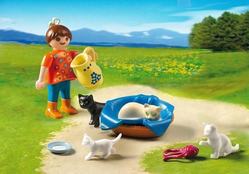 Fetita si familia de pisici PLAYMOBIL Farm